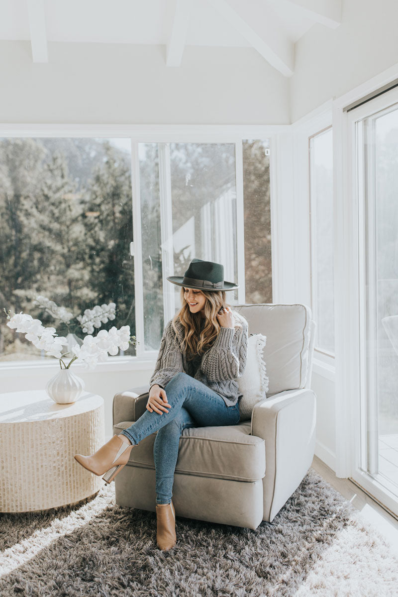 A woman in jeans wearing a wide brim hat