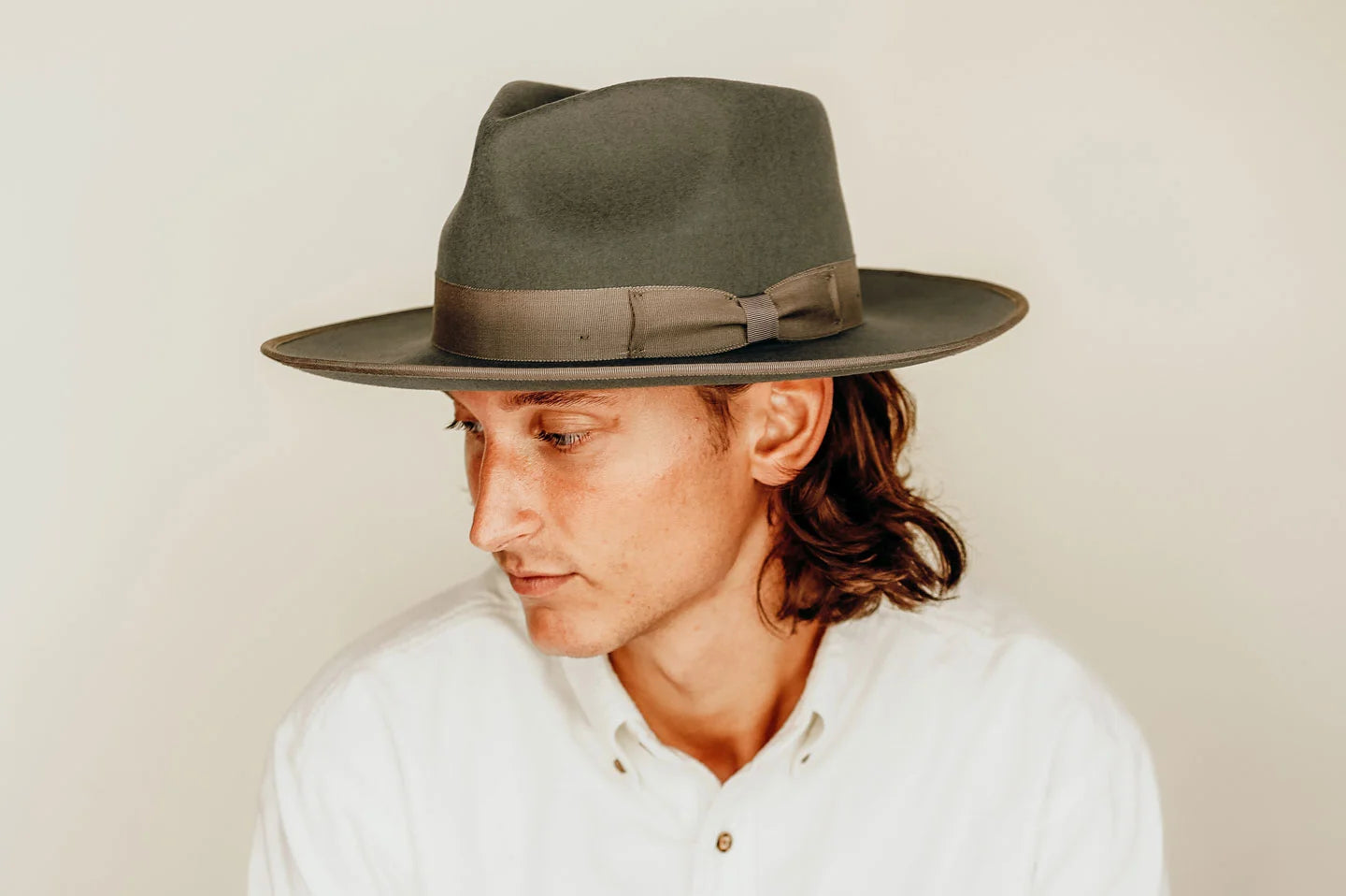 Man wearing the Geneva mens felt hat by American Hat Makers
