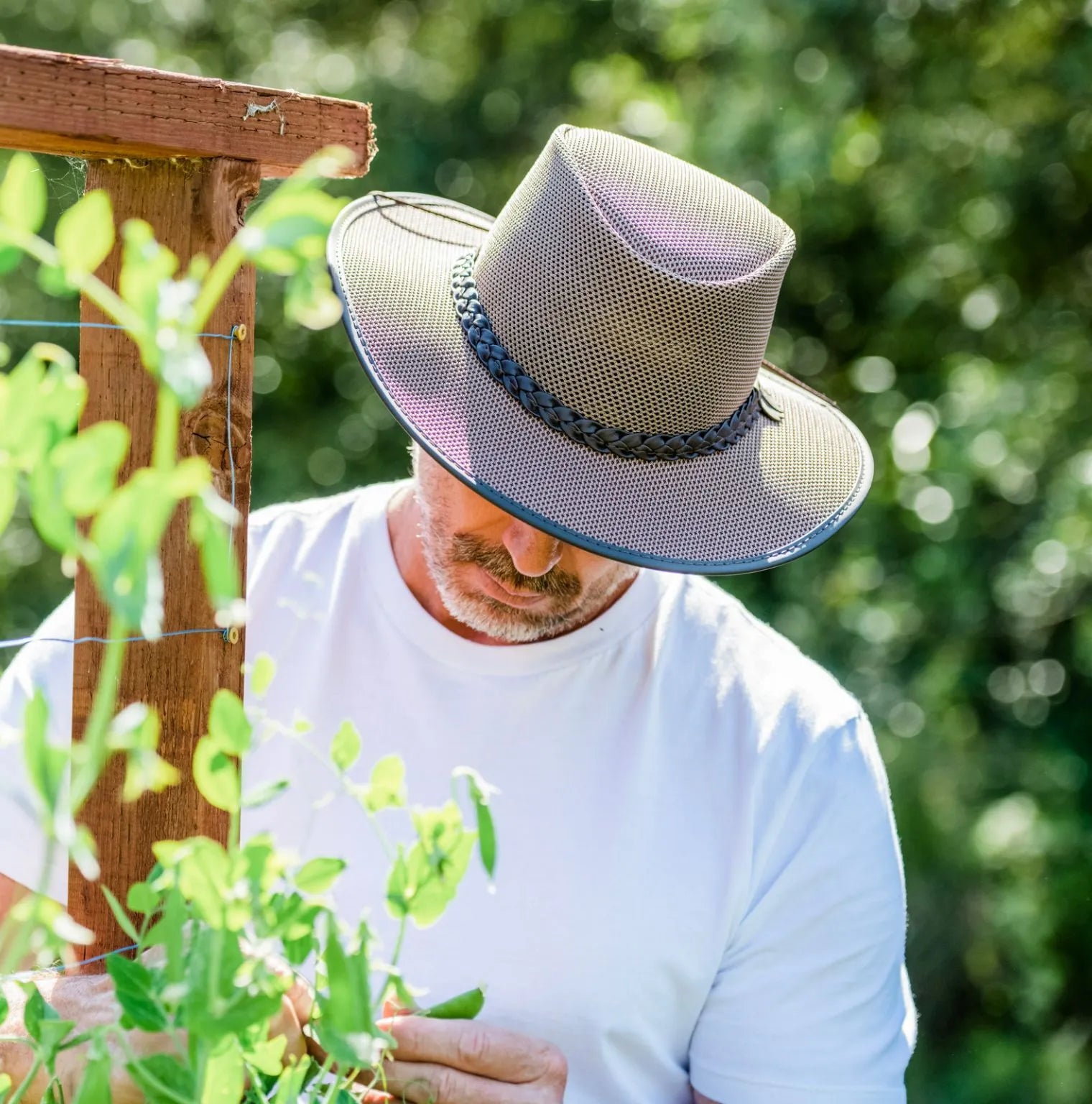 A man wearing brown mesh hat