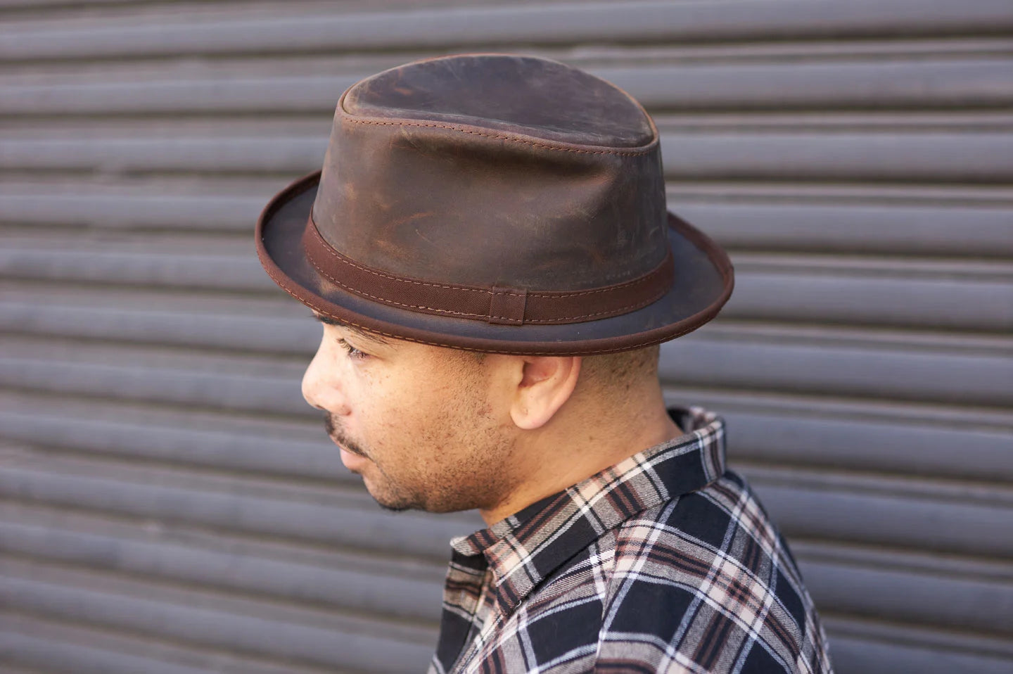 Man wearing the soho chocolate mens leather hat